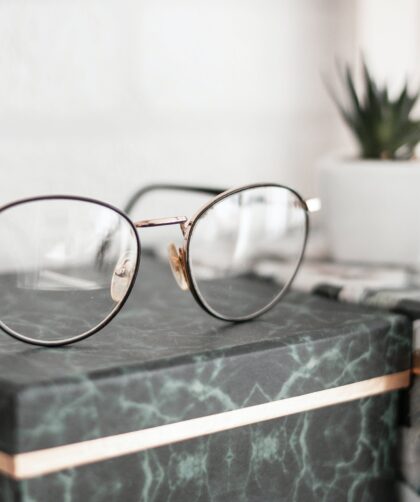 Naprawa zauszników okularów – co zrobić, gdy się zepsują