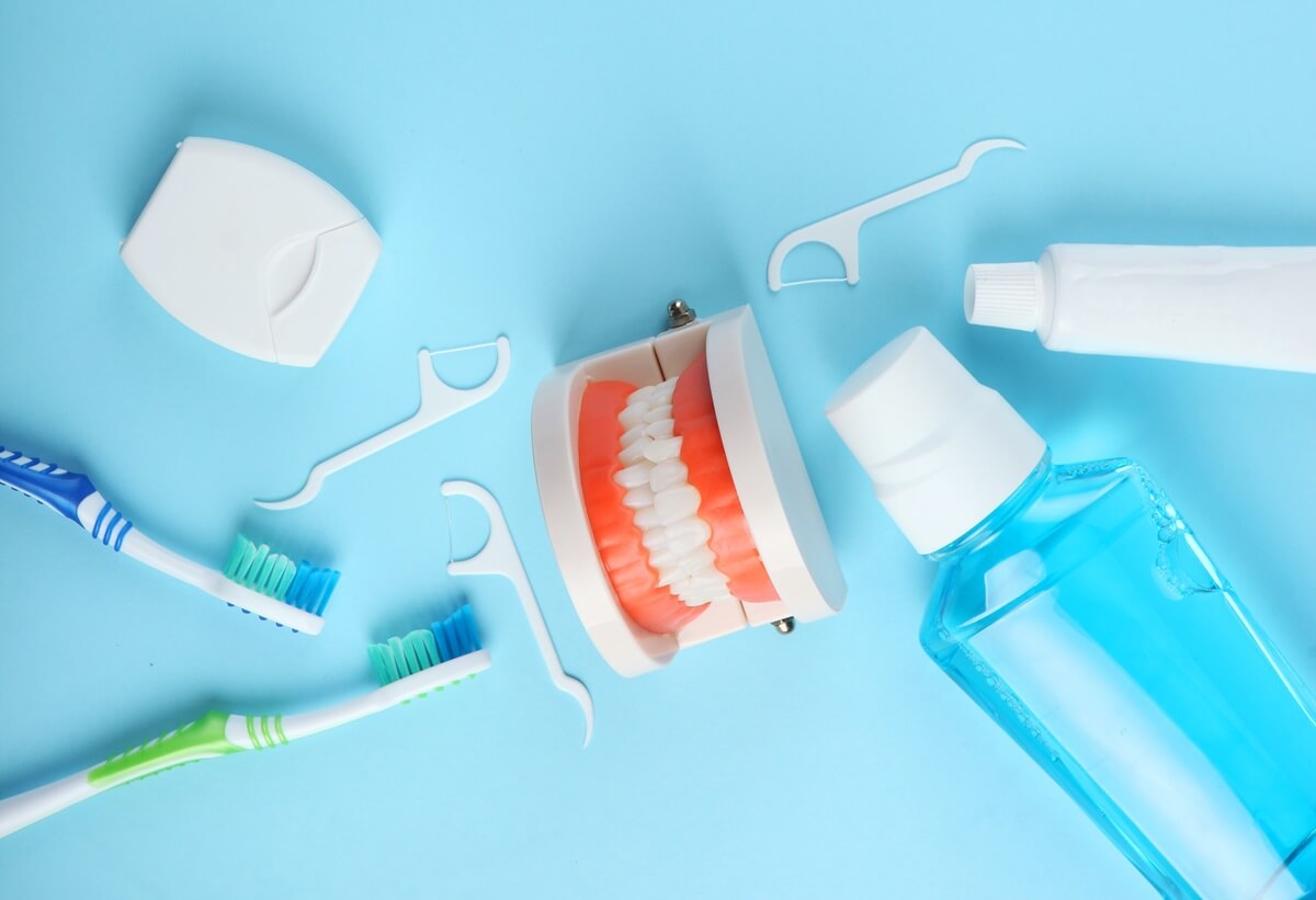 Środki pomagające w utrzymaniu zdrowej jamy ustnej – od płukanek po nici dentystyczne